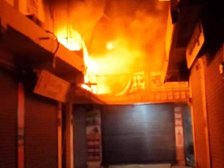 औरंगाबाद में दर्जनों दुकानें जलकर राख, शॉर्ट सर्किट से लगी भीषण आग, करोड़ों रुपये का नुकसान