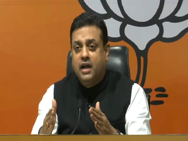 BJP Sambit Patra on On issue of death due to lack of oxygen during covid crisis ऑक्सीजन की कमी से मौत मामले पर बीजेपी ने कहा-  केजरीवाल और राहुल गांधी हाइकोर्ट में कुछ कहते हैं और टीवी पर कुछ