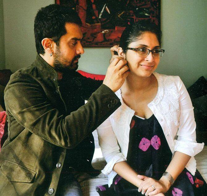 आमिर खान और किरण राव - आमिर खान और किरण राव में प्यार हुआ और साल 2005 में उनहोंने शादी कर ली. किरण 2009 में अपने पहले बच्चे के साथ गर्भवती हुई. दोनों को इस बात की बहुत खुशी थी. लेकिन उनको भी गर्भपात का सामना करना पड़ा. आमिर ने बताया था कि, किरण और मैंने अपना बच्चा खो दिया. तमाम कोशिशों के बाद भी हम गर्भपात को टाल नहीं पाए. पिछले 2 महीने हमारे लिए संघर्षपूर्ण रहे हैं. और मुझे ठीक होने के लिए समय चाहिए.