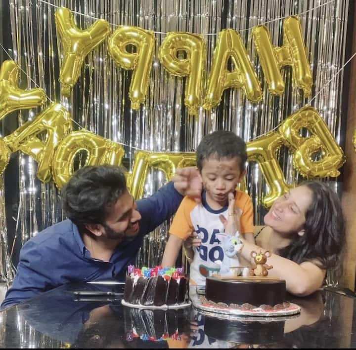 গত ৭ জুলাই ছিল মনোজ ও সুস্মিতার ছেলের তৃতীয় জন্মদিন। ছেলে য়ুভান কেক কাটছেন বাবা, মায়ের সঙ্গে, সেই ছবিও পোস্ট করেছিলেন ট্যুইটারে।