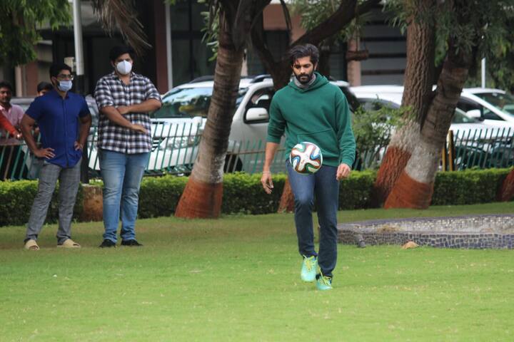 सामना फ्रेंडलीच होता मात्र खेळाडू कसलेले होते. तरीही त्यांच्या हद्दीत जाऊन गोल करत आपल्या संघाला आघाडीवर ठेवले.