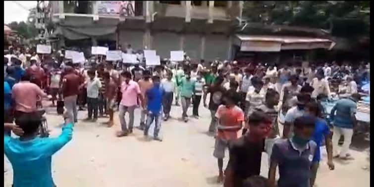 North 24 Parganas Gaighata local leader accused of duping crores rupees Job Fraud victims protest in front of house N24 Parganas Job Fraud: চাকরি দেওয়ার নামে কোটি কোটি টাকা 'আত্মসাৎ', গাইঘাটায় নেতার বাড়ির সামনে বিক্ষোভ প্রতারিতদের