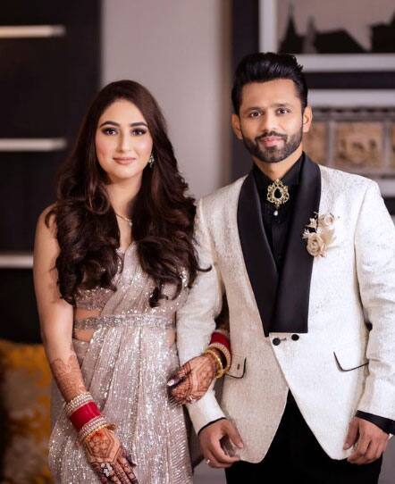 दिशा परमार का ये ऑफ्टर वेडिंग लुक खूब पसंद किया जा रहा है और उनका ये सिंपल मंगलसूत्र भी खूब सुर्खियों में आ गया है. मेहंदी से लेकर रिसेप्शन तक दिशा ने सादगी को ज्यादा तरजीह दी है. (फोटो – सोशल मीडिया)