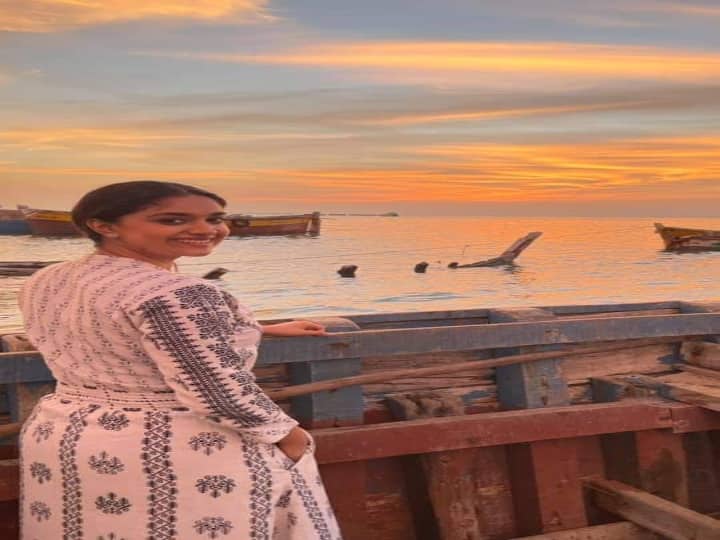 மறைந்த பழம்பெரும் நடிகை சாவித்திரியின் வாழ்க்கை வரலாறான மகாநதியின் திரைப்படத்தில் நடித்ததற்காக தேசிய விருது பெற்றுள்ளார்.