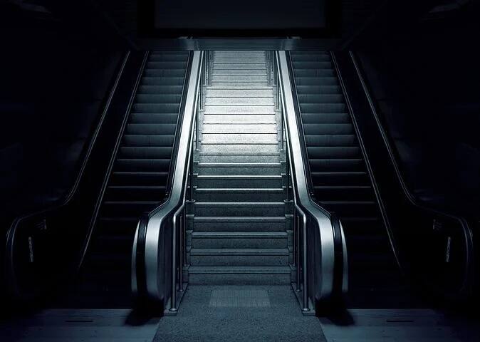 আপাতত সোম থেকে শুক্রবার পর্যন্ত পঞ্চাশ শতাংশ যাত্রী নিয়ে মেট্রো চালানো যাবে বলে নির্দেশিকা জারি করেছিল রাজ্য।