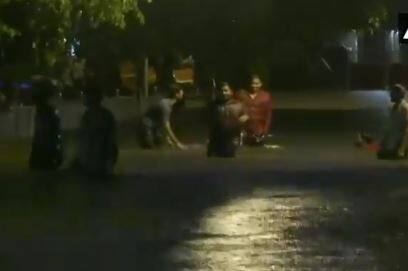 सायन सर्कलला तलावाचं रुप आलं होतं. लोकं कमरेइतक्या पाण्यातून वाट काढत घरी पोहोचत होते. (Photo source- ANI)