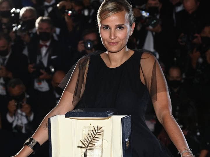 Cannes 2021: डायरेक्टर जूलिया डुकोर्नौ की 'टाइटेन' ने जीता कॉन्स का सबसे बड़ा अवार्ड, यहां देखिए अवार्ड जीतने वालों की पूरी लिस्ट