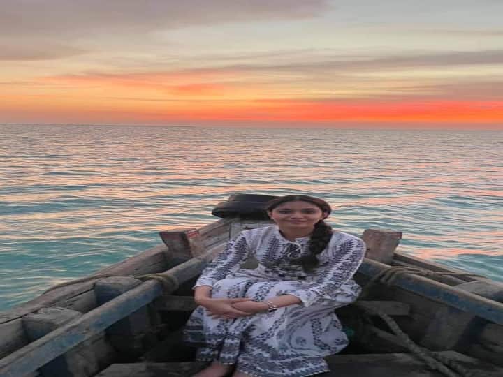 சிவகார்த்திகேயனுடன் ரஜினி முருகன், ரெமோ படங்கள் மூலம் மிகவும் பிரபலம் அடைந்தார்.