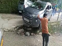 मसूरी के सड़कें खस्ताहाल, पार्षद ने अपने संसाधन से करवाया क्षतिग्रस्त सड़क का निर्माण