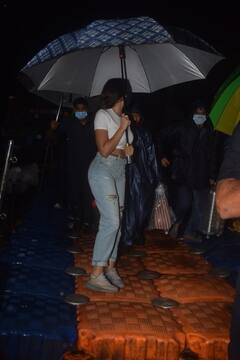 हाथ में बैग थामे, रेनकोट पहन ये किसके साथ बाइक पर बैठ फुर्र से निकलीं Nora Fatehi? देखते रह गए आस-पास के लोग