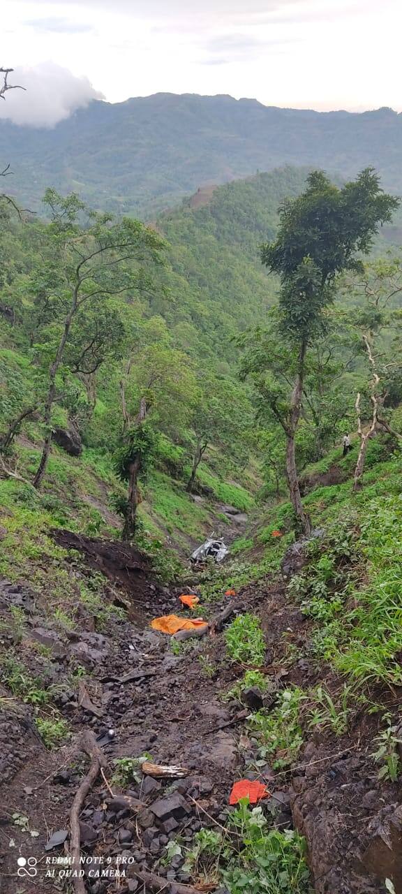Nandurbar district a car crashed into a ravine and caused a terrible accident 8 Killed नंदुरबार  जिल्ह्यात गाडी दरीत कोसळून भीषण अपघात, आठ जणांचा मृत्यू