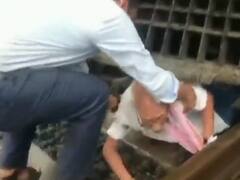 ரயில் எஞ்சின் அடியில் சிக்கிய முதியவர்; நூலிழையில் உயிர் தப்பிய அதிசயம் - வைரலாகும் வீடியோ