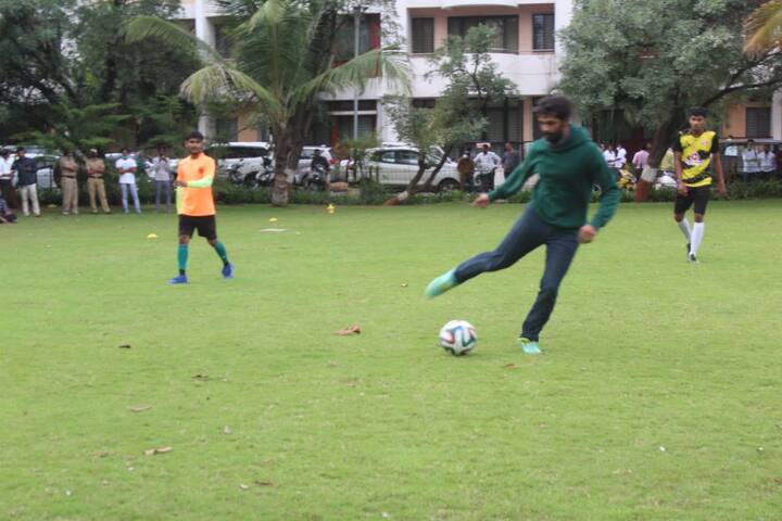 राजकीय खेळी खेळण्यासाठी नाशिकमध्ये आलेल्या अमित ठाकरे यांनी पदाधिकारी, कार्यकर्त्यांच्या भेटीगाठी घेतल्या.