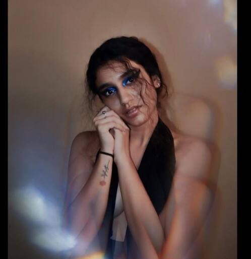 In this smokey look, she wowed her fans with blue smokey eye makeup, and beautiful black dress with plunging neckline.
