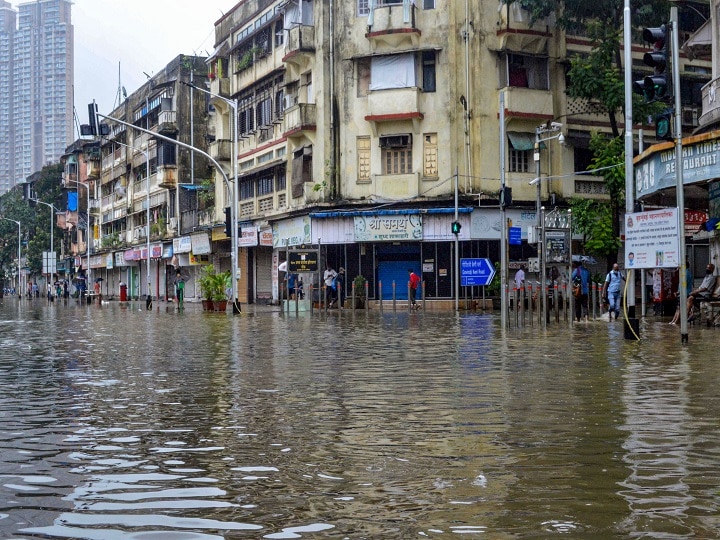 Mumbai Rains: मुंबई में बीती रात से तेज बारिश के बाद कई इलाकों में जलजमाव, घरों में घुसा पानी, भांडुप में गिरी दीवार