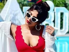 Priyanka Chopra Birthday: Anushka, Kareena & Other Celebs From B’Town Pour In Wishes For ‘Desi Girl’