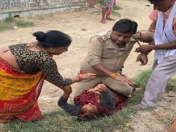 பெண்ணின் மீது அமர்ந்து சரமாரியாக தாக்கிய போலீசார் - உத்தரபிரதேசத்தில் அதிர்ச்சி! பெண்ணின் மீது அமர்ந்து சரமாரியாக தாக்கிய போலீசார் - உத்தரபிரதேசத்தில் அதிர்ச்சி!