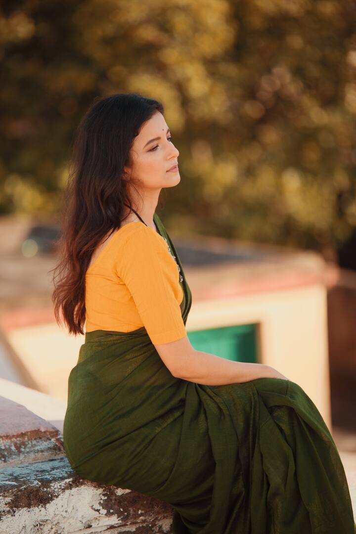 হ্য়ান্ডলুম শাড়িই অনুরাধার প্রথম পছন্দ।