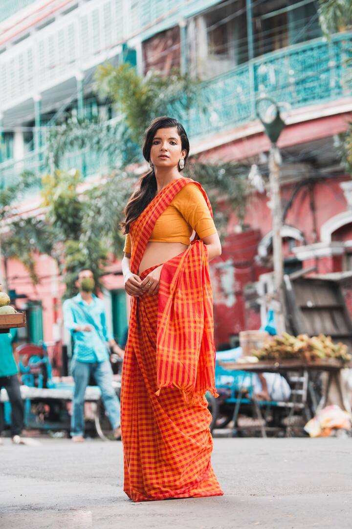 সম্প্রতি একেবারে সাবেকি লুকে একটি ফটোশুটে ক্য়ামেরাবন্দি হলেন অভিনেত্রী অনুরাধা। এবিপি লাইভের সঙ্গে শেয়ার করলেন শাড়ি নিয়ে তাঁর যাবতীয় ভালোলাগার কথা।