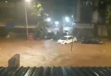 बोरीवलीत रस्त्यांना नदीचं रुप प्राप्त झालं होतं. गाड्यात पाण्यात वाहत असलेल्या दिसून आलं.(Photo source- ANI)