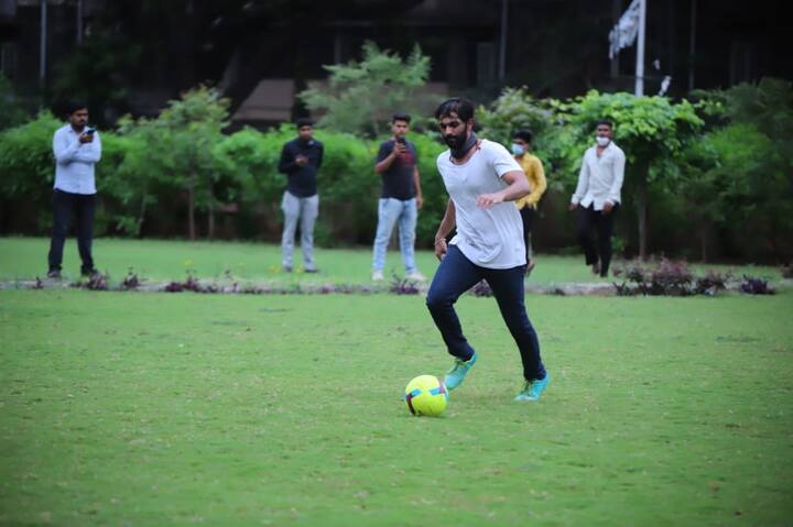 उत्कंठावर्धक फ्रेंडली सामन्यात एकापाठोपाठ एक गोलचा धडाका लावला. फुटबॉलच्या मैदानातील हा स्ट्रायकर राजकीय मैदानात गोल साधणार का? असा सवाल उपस्थित होत आहे.