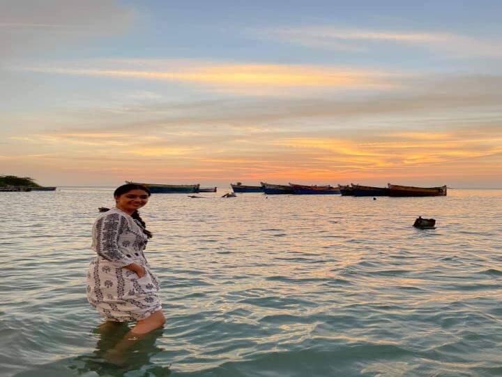 கீதாஞ்சலி என்ற மலையாள படத்தில் கதாநாயகியாக அறிமுகமானார்.