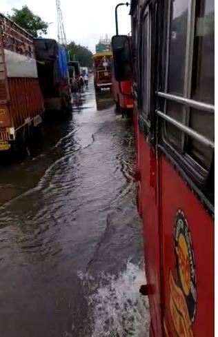 धारावीतमध्ये अशा पद्धतीनं रस्त्यावर पाणी साचलं आहे.