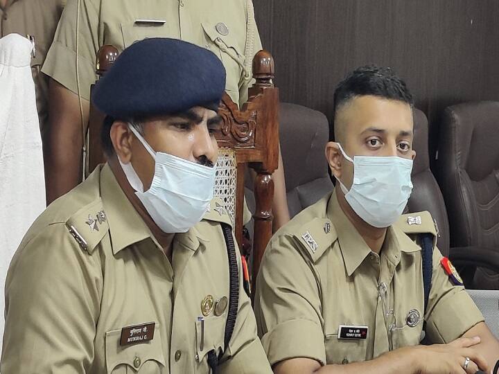 Agra biggest robbery revealed by police in two hours two miscreants killed in encounter ann  आगरा की सबसे बड़ी डकैती का पुलिस ने 2 घंटे में किया खुलासा, दो बदमाशों को किया ढेर 