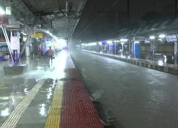 सायन रेल्वे स्थानकाला देखील तलावाचं रुप आलं होतं. स्थानकात अशा पद्धतीनं पाणी साचलं होतं.(Photo source- ANI)