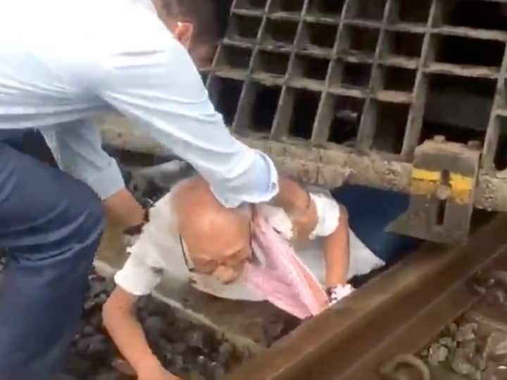 VIDEO: पटरी पार करते समय गिरकर ट्रेन के नीचे फंसे बुजुर्ग, लोको पायलट्स की सूझबूझ ने बचाई जान