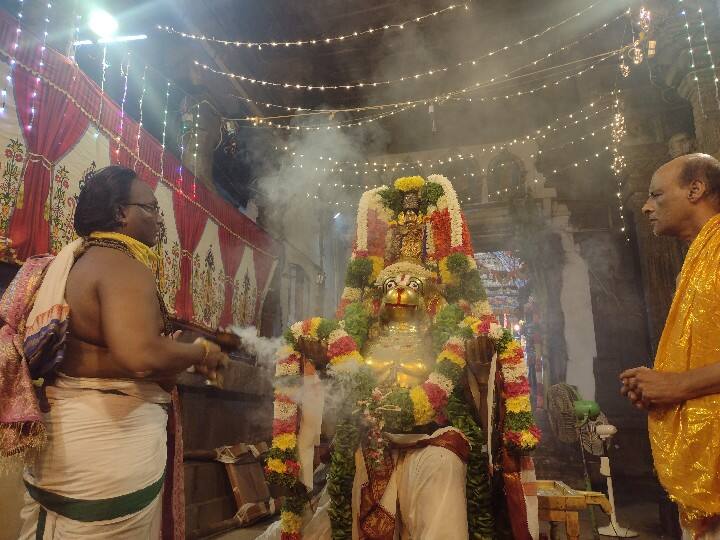 கள்ளழகரின் அர்ச்சகர்கள் சாமிக்கு பூஜை செய்யும் நிகழ்வு.