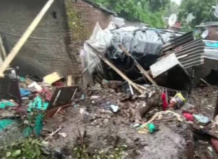 घटनेची माहिती कळताच एनडीआरएफचं पथक घटनास्थळी दाखल झालं असून बचावकार्य सुरू आहे. दरड कोसळू नये यासाठी बांधण्यात आलेली भिंतच घरांवर कोसळल्यामुळे ही दुर्घटना घडल्याची माहिती मिळत आहे.(Photo source- ANI)