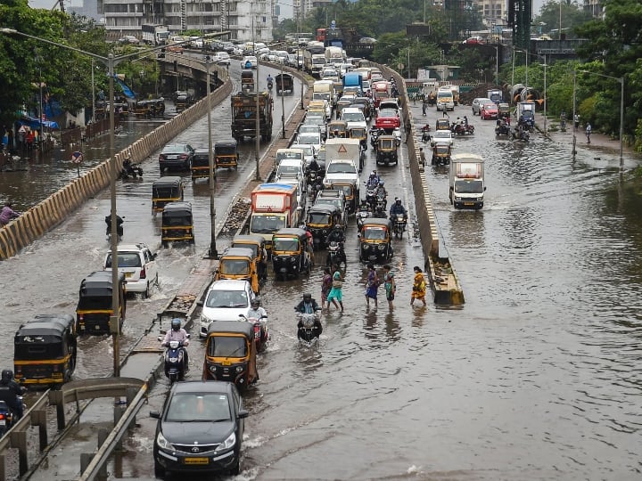 Heavy rains wreak havoc in Mumbai, 25 killed in separate accidents, train services disrupted મુંબઈમાં ધોધમાર વરસાદથી તબાહી, અલગ-અલગ દુર્ઘટનામાં 25 લોકોના મોત, ટ્રેન સેવા ખોરવાઈ-લોકોના ઘરોમાં ઘુસ્યા પાણી