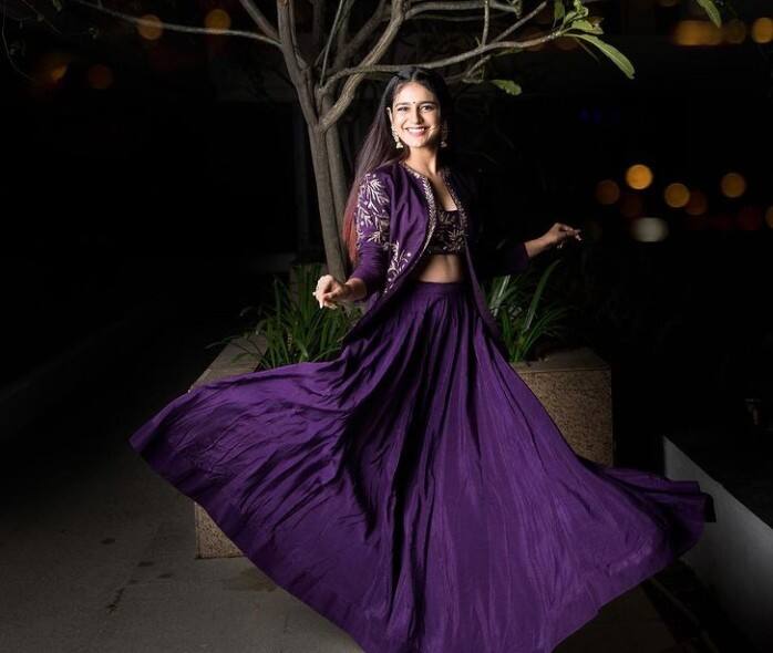 Pretty in purple! This asthenic purple ethnic attire highlights her striking feature even brighter.