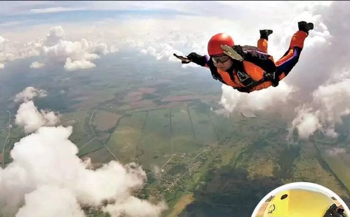 વડોદરા: ગુજરાત (Gujarat) માટે ગૌરવની વાત છે કે, એક ગુજરાતણ શ્વેતા પરમાર (Shweta Parmar) માત્ર 28 વર્ષની ઊંમરે રાજ્યમાંથી પહેલા સિવિલિયન સ્કાયડાઇવર (Gujarat’s First Woman Civilian Skydiver) બન્યાં છે. આકાશ (Sky) માં ઉડીને આકાશમાંથી હજારો ફૂટ ઉંચાઇ પરથી છલાંગ લગાવવાનું સાહસ કરનાર શ્વેતાએ પ્રથમ ગુજરાતી તરીકે રેકોર્ડ બનાવ્યો છે. શ્વેતા (Shweta Parmar) ને સરકાર પાસેથી મંજૂરી મળતાં કેવડિયા કોલોની સ્થિત વિશ્વની સૌથી ઉંચી સ્ટેચ્યૂ ઓફ યૂનિટીથી છલાંગ લગાવવાની ઇચ્છા વ્યક્ત કરી છે.