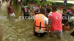 Thane Kalwa : कळव्यात रस्त्यावर चालवावी लागली बोट, नागरिकांच्या बचावासाठी बोटीने स्थानिकांचा प्रवास