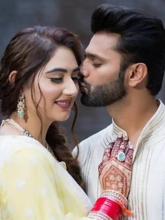 রিসেপশনের পরদিন সকালে রাহুল ও দিশার পরিবারের লোকজনের সঙ্গে আলাপচারিতার আয়োজন করা হয়।