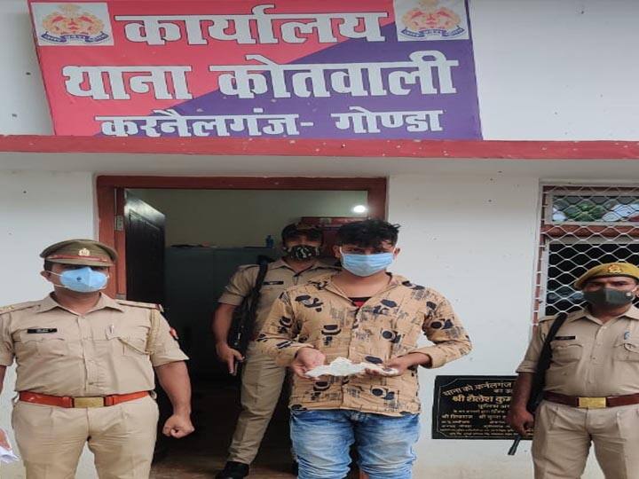 Police arrested a young man for post on social media Gonda Uttar Pradesh ann तमंचा लहराते सोशल मीडिया पर फोटो पोस्ट करना युवक को पड़ा महंगा, पुलिस ने किया गिरफ्तार