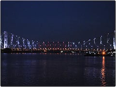 टोक्यो ओलंपिक में भाग ले रहे भारतीय दलों के उत्साह बढ़ाने कोलकाता के हावड़ा ब्रिज को सजाया गया, तस्वीरों में देखें