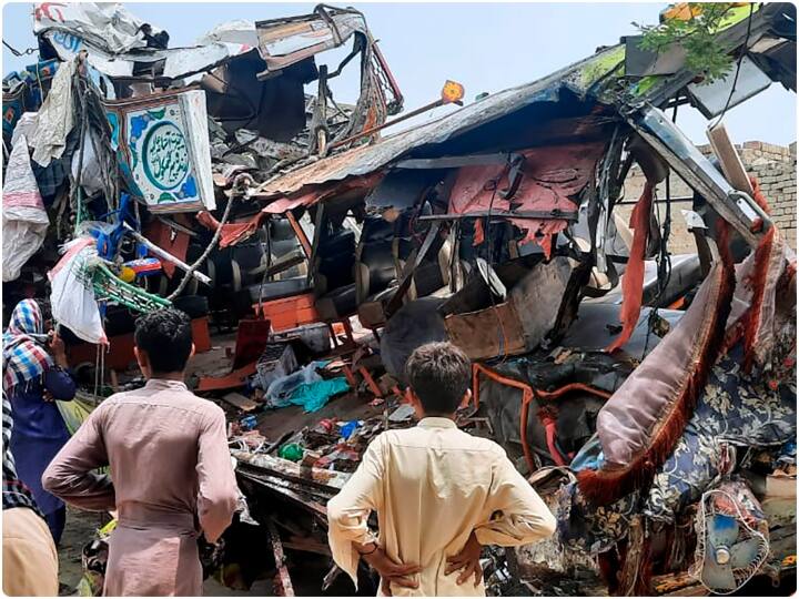 Thirty people were killed and 74 injured when a passenger bus and truck collided in Punjab province of Pakistan पाकिस्तान के पंजाब प्रांत में बस-ट्रक के बीच भीषण टक्कर, हादसे में 31 की मौत, 74 लोग घायल