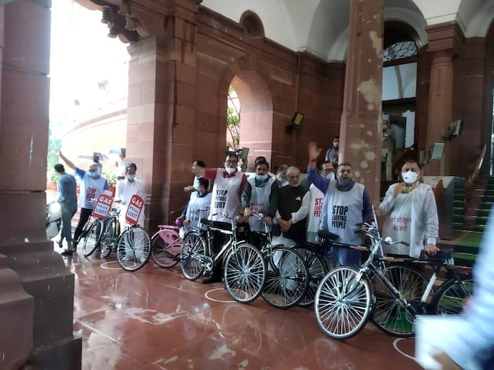 এদিন সাত তৃণমূল সাংসদ সাদার্ন অ্যাভিনিউতে অবস্থিত তৃণমূলের দফতর থেকে সাইকেল চালিয়ে সংসদে পৌঁছন।