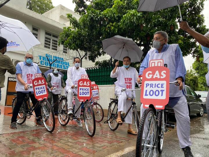 এদিন বৃষ্টির মধ্যেই দিল্লিতে তৃণমূলের সদর দফতর সাউথ অ্যাভিনিউ থেকে স্লোগান দিতে দিতে প্ল্যাকার্ড ঝুলিয়ে সাইকেলে চেপে রওনা দেন ডেরেক ও ব্রায়েন, কল্যাণ বন্দ্যোপাধ্যায়, অর্পিতা ঘোষরা। ছিলেন আসিত মাল।