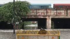 दिल्ली से मुंबई तक बारिश बनी मुसीबत, कई इलाकों में पानी भरा, गाड़ियां फंसीं