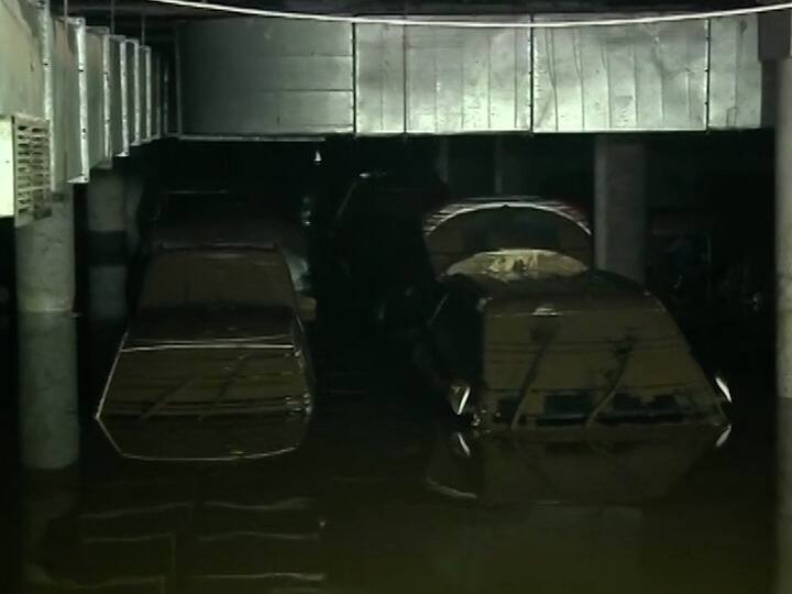 MUMBAI RAINS 400 vehicles under water in the parking lot at Kandivali ...