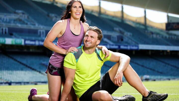 Charlotte Caslick and Lewis Holland: ఆస్ట్రేలియాకు చెందిన వీళ్లిద్దరూ రగ్బీ ఆటగాళ్లు. వీళ్లిద్దరూ గత ఏడాది పెళ్లి చేసుకుందామని అనుకున్నారు. కానీ, కరోనా కారణంగా పెళ్లిని వాయిదా వేసుకున్నారు.