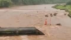 દમણગંગા નદીમાં પાણીની ભારે આવક થતા તંત્ર થયુ એલર્ટ, નદી કાંઠે ગોઠવાયો પોલીસબંદોબસ્ત