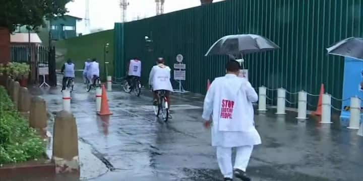 বিজয় চকে ব্যারিকেড থাকায় পুলিশের সঙ্গে বচসায় জড়ান তৃণমূল সাংসদরা। পুলিশের তরফে বলা হয়, প্রধানমন্ত্রী কিছুক্ষণের মধ্যেই সেখান দিয়ে যাবেন। তাই রাস্তা বন্ধ।