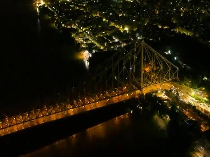 वहीं अधिकारी ने कहा ,‘‘ मैं भारतीयों से कांटिनेंटल या जापानी खाना चखने के लिये कहूंगा. भारतीय खाना औसत है और कई बार कच्चा भी होता है.’’ वर्मा ने हालांकि कहा,‘‘ दूसरे देश में आने पर वहां की संस्कृति को अपनाना चाहिये जिसमें खान पान भी शामिल है. यहां अच्छा भारतीय खाना परोसा जा रहा है. अब जो अपने देश में मिलता है, उससे तुलना नहीं की जानी चाहिये.’’