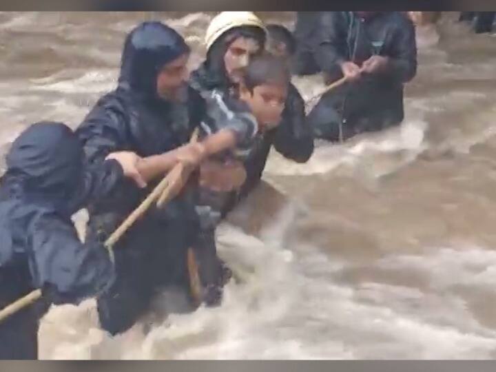 नागरिकांच्या याच बेफिकीरपणामुळे नवी मुंबईतील काही नागरीक अनेक तास पावसात अडकून पडले होते. नवी मुंबईच्या सीबीडी भागात असलेल्या एका डोंगरातून काल तब्बल 350 जणांची अग्निशमन दलानं सुटका केली आहे.