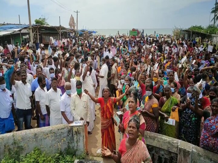 ஆதார் உள்ளிட்ட அடையாள அட்டைகளை அரசிடம் ஒப்படைத்த மீனவர்கள்!